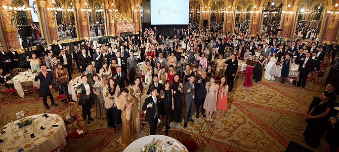 Nu Skin Japan Celebrates Success in Paris 2017 Nu Skin Japan sales leaders dining at the Salon Opera in Paris